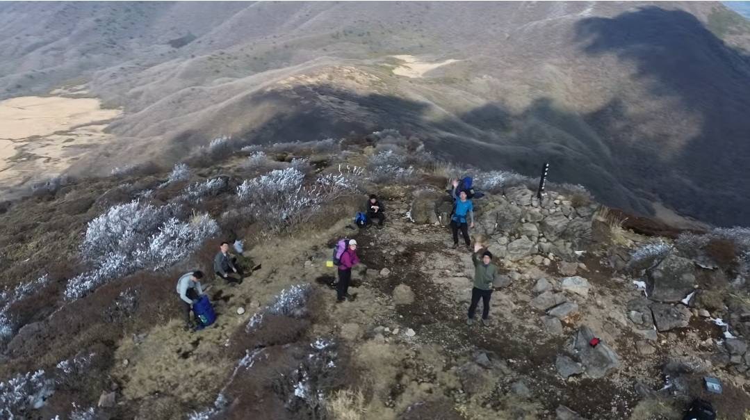 空から撮影すると人が豆粒のように見えます